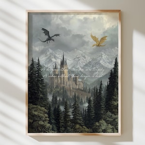 Op de afbeelding: Een ingelijste print met een fantasielandschap met een kasteel, bergen en twee vliegende draken. Het kunstwerk heeft een gedempt kleurenpalet met de tekst: "Een draak zonder ruiter is een tragedie. Een ruiter zonder zijn draak is dood."