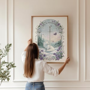 Puede incluir: Una impresi&oacute;n art&iacute;stica enmarcada con una ilustraci&oacute;n en acuarela de un zorro blanco, una espada y el texto "She is moonlight". La obra de arte est&aacute; ambientada en un paisaje nevado con flores moradas y mariposas. El marco es de color marr&oacute;n claro.