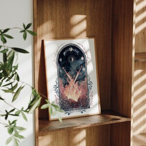 Puede incluir: Una impresi&oacute;n art&iacute;stica enmarcada con una ilustraci&oacute;n en acuarela. La obra representa dos espadas cruzadas sobre una escena de fuego, con las palabras "world under" arqueadas arriba. El fondo incluye un cielo nocturno con lunas y estrellas, enmarcado por elementos florales.