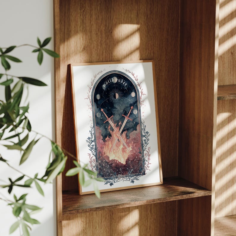 Puede incluir: Una impresi&oacute;n art&iacute;stica enmarcada con una ilustraci&oacute;n en acuarela. La obra representa dos espadas cruzadas sobre una escena de fuego, con las palabras "world under" arqueadas arriba. El fondo incluye un cielo nocturno con lunas y estrellas, enmarcado por elementos florales.