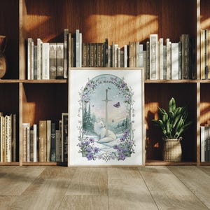 Puede incluir: Una impresi&oacute;n art&iacute;stica enmarcada que presenta un zorro blanco sentado en un paisaje nevado con una espada y el texto "she is moonlight". La obra de arte est&aacute; rodeada de flores moradas y mariposas, sobre un fondo de bosque.