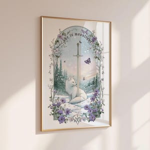 Puede incluir: Impresi&oacute;n art&iacute;stica enmarcada que presenta un zorro blanco sentado en un paisaje nevado con una espada y mariposas. La obra de arte est&aacute; enmarcada en un marco dorado e incluye el texto "she is moonlight". La escena est&aacute; rodeada de elementos florales.