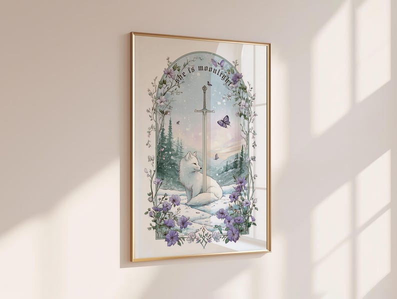 Puede incluir: Impresi&oacute;n art&iacute;stica enmarcada que presenta un zorro blanco sentado en un paisaje nevado con una espada y mariposas. La obra de arte est&aacute; enmarcada en un marco dorado e incluye el texto "she is moonlight". La escena est&aacute; rodeada de elementos florales.