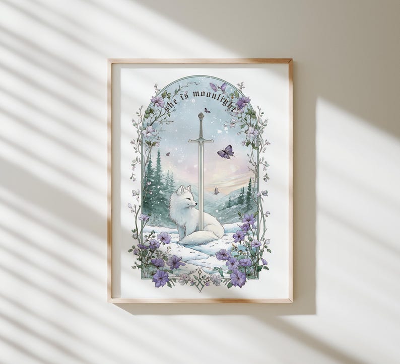 Puede incluir: Una impresi&oacute;n art&iacute;stica enmarcada que presenta un zorro blanco sentado en un paisaje nevado con una espada. La obra de arte incluye flores moradas, mariposas y el texto "she is moonlight" en un dise&ntilde;o arqueado. La paleta de colores es suave y pastel.