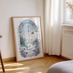 Puede incluir: Una impresi&oacute;n art&iacute;stica enmarcada que presenta un zorro blanco descansando en un paisaje nevado con una espada y mariposas. La obra de arte est&aacute; enmarcada en un marco de madera clara e incluye el texto "she is moonlight". Flores y follaje morados rodean la escena.