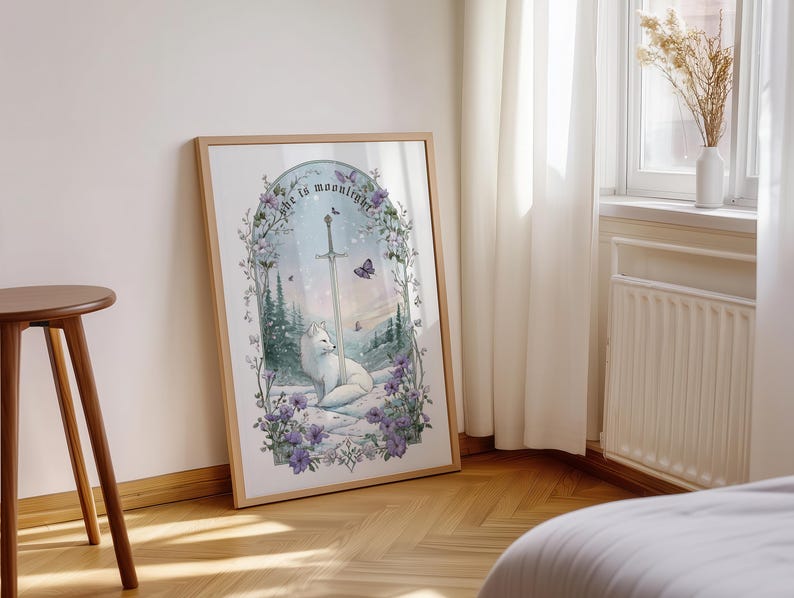Puede incluir: Una impresi&oacute;n art&iacute;stica enmarcada que presenta un zorro blanco descansando en un paisaje nevado con una espada y mariposas. La obra de arte est&aacute; enmarcada en un marco de madera clara e incluye el texto "she is moonlight". Flores y follaje morados rodean la escena.