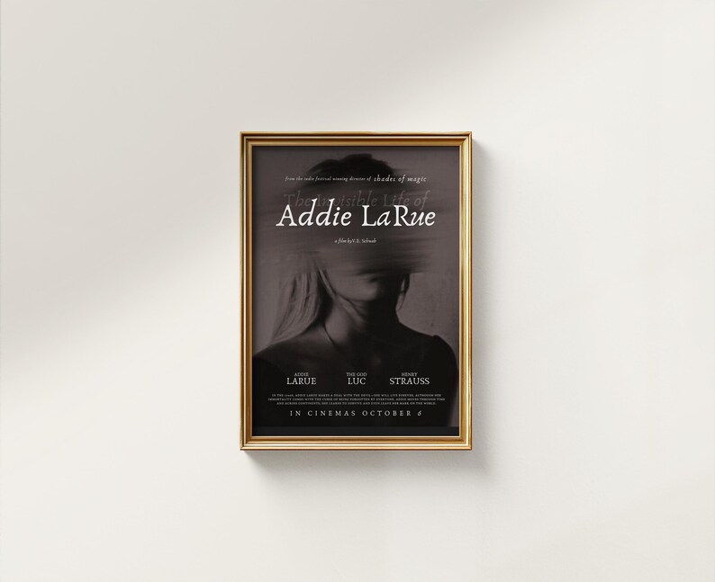 K&ouml;nnte beinhalten: Ein Filmplakat mit goldenem Rahmen. Das Plakat ist f&uuml;r einen Film namens "The Remarkable Life of Addie LaRue." Das Plakat zeigt ein Schwarzwei&szlig;foto eines Frauen Gesichts. Der Text "In Cinemas October 8" befindet sich am unteren Rand des Plakats.