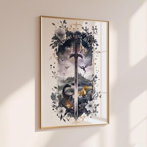 以下が含まれることがあります： 「about little thing」のテキストと、稲妻、ドラゴン、剣を描いた、額装された水彩画プリント。 金色のフレームで額装され、花の要素に囲まれています。