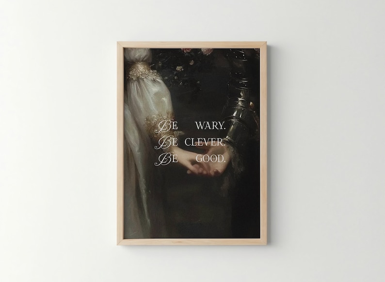 Puede incluir: Impresi&oacute;n art&iacute;stica enmarcada que presenta una pintura de estilo vintage con una est&eacute;tica oscura y melanc&oacute;lica. La obra representa figuras con ropa de &eacute;poca, con las palabras "Be wary. Be clever. Be good." en escritura elegante. El marco es de madera clara.
