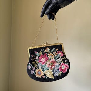 Monedero vintage con bordado floral y detalles y asa en tonos dorados