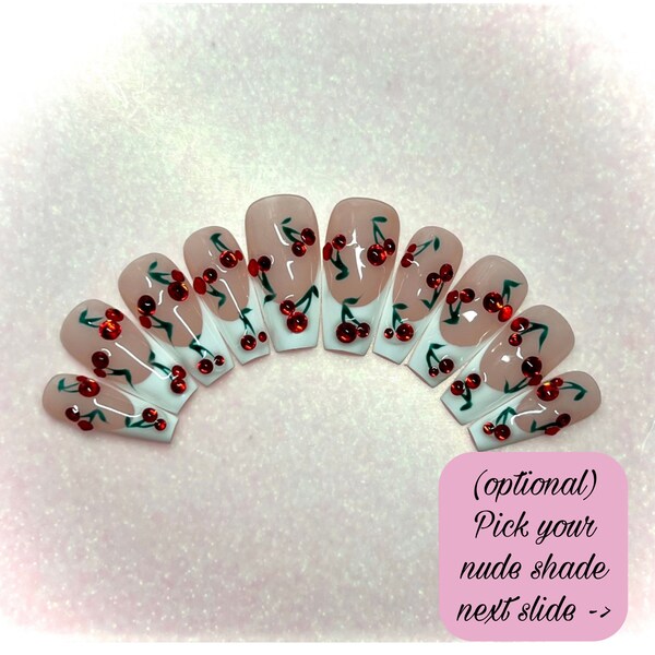 Punta francesa con uñas prensadas de cereza con diamantes de imitación
