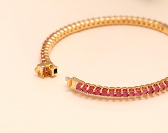 22 Karat vergoldetes Rubin-Tennisarmband, Armband mit natürlichem rotem Edelstein für Damen, Geburtsstein-Schmuck für Juli, hochwertiges Goldgliederarmband