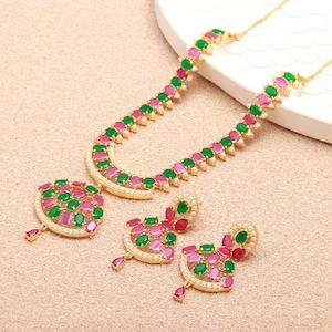 Conjunto de collar de perlas, esmeraldas y rubíes del sur de la India / Joyería ovalada chapada en oro de 22 quilates / Collar nupcial tradicional / Joyería de boda / Regalo para ella