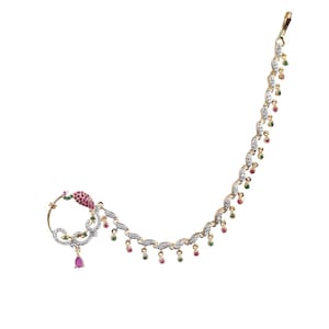 Puede incluir: Un aro de nariz de oro con un diseño de pavo real y una cadena colgante con piedras preciosas rosas y verdes.