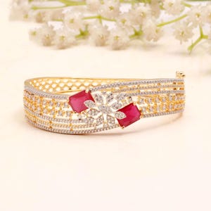Bracciale rigido con rubino e zirconi / Bracciale apribile placcato oro / Bracciale tennis con pietra rossa / Bracciale impilabile / Gioielli per fidanzamento / Regalo per lei