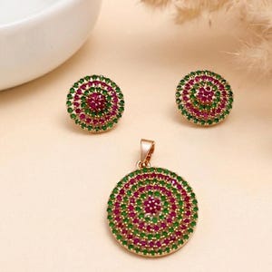 Ciondolo con gemme rotonde di rubino, smeraldo e onice nero da 1,5 mm con placcatura in oro giallo 22k