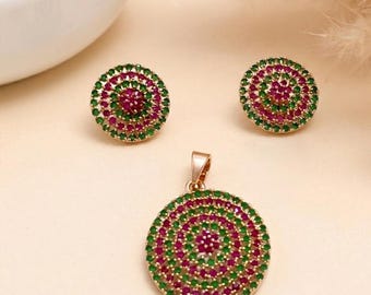 Ciondolo con gemme rotonde di rubino, smeraldo e onice nero da 1,5 mm con placcatura in oro giallo 22k