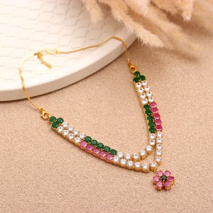 Krishna Ladu Gopal Halskette | Rubin Smaragd Weiß CZ Kanthi Mala | 22K Vergoldeter Messing Idol Shringar | Janmashtami Pooja Tempel Dekoration