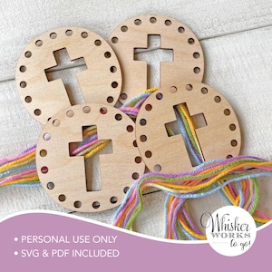 Peut inclure: Quatre cercles artisanaux en bois avec une découpe en forme de croix et des trous. Des fils de laine multicolores, aux tons pastel, sont insérés. L'arrière-plan est en bois clair.