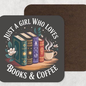 Op de afbeelding: Vierkante onderzetter met een donkergrijze achtergrond met de tekst "JUST A GIRL WHO LOVES BOOKS & COFFEE". Het ontwerp bevat geïllustreerde boeken, een koffiekopje met stoom en bloemmotieven. Een tweede, bruine onderzetter is zichtbaar.