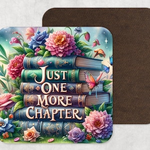 Op de afbeelding: Een stapel kleurrijke boeken met de woorden "Just One More Chapter" op de kaft. De boeken zijn omringd door bloemen en vlinders.