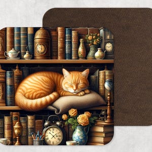 Peut inclure: Un dessous de verre décoratif représentant un chat roux dormant sur un oreiller devant une étagère remplie de livres, d'horloges et de vases. Le dessous de verre a une texture marron semblable au cuir.