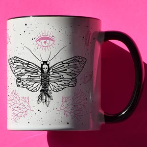 ピンクと黒の蝶のスカルマグカップ | カスタムマグカップ | 送料無料 | クリスタルと邪眼 | タトゥー風の美的マグカップ | 魔女のギフト