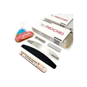 Peut inclure: Un ensemble de limes à ongles avec le nom de la marque "The PiloCHKI" imprimé dessus. L'ensemble comprend une lime à ongles noire, une lime à ongles argentée, une lime à ongles blanche et une lime à ongles en bois avec le texte "Девушка без красивого маникюра, как ночь без звезд. The PiloCHKI" imprimé dessus. L'ensemble comprend également une boîte de limes à ongles avec le nom de la marque "The PiloCHKI" imprimé dessus.