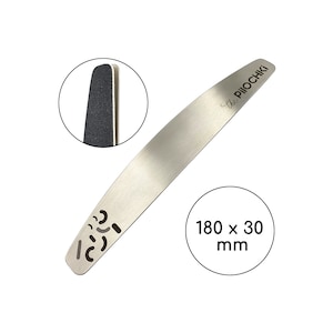 Peut inclure: Une lime à ongles en argent avec une surface en caoutchouc noir sur un côté. La lime mesure 180 mm de long et 30 mm de large. Elle porte la mention "the PIOCHKI" gravée sur le côté et un motif de formes abstraites sur l'autre côté.