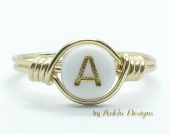 Anillo con inicial personalizado: anillo con cuentas y letras bañado en oro