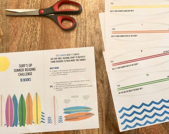 Puede incluir: Un gráfico de lectura de verano imprimible con un tema de tabla de surf. El gráfico presenta 10 tablas de surf con líneas para que los niños coloreen a medida que leen libros. El gráfico también incluye instrucciones de uso y consejos para los padres.