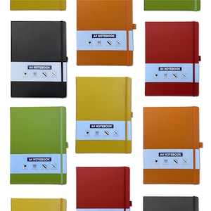 Op de afbeelding: Een platte lay-out van tien A4-schriften in verschillende kleuren, waaronder zwart, rood, oranje, geel en groen. Elk schrift heeft een label met de tekst "A4 Notebook" en "80" met een vinkje en een kruis.