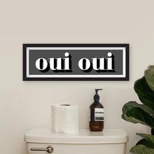 Oui Oui Druck, Gerahmter Oui Druck, Oui Oui Zeichen Druck, Französische Typografie Drucke, Französische Slogans, Badezimmer Drucke, Drucke für das Klo Dark Grey