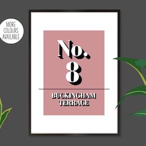 Peut inclure: Un design d'art mural imprimable avec un fond rose et un graphique noir et blanc de "No. 8 Buckingham Terrace".