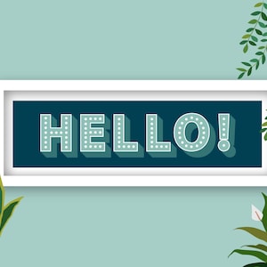 Peut inclure: Un cadre blanc avec un fond bleu sarcelle et le mot "HELLO!" en blanc avec un contour bleu clair et des points blancs autour des lettres. Le cadre est entouré de plantes vertes.