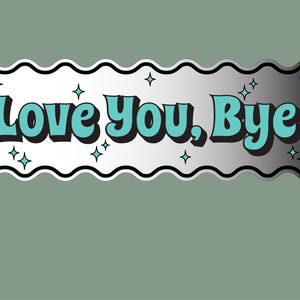 以下が含まれることがあります： 波型の縁取りと、黒い縁取りのターコイズ色の「Love You, Bye」の文字が描かれた長方形のステッカー。シルバーのグラデーションの背景。小さな星の形がテキストの周りに散らばっています。
