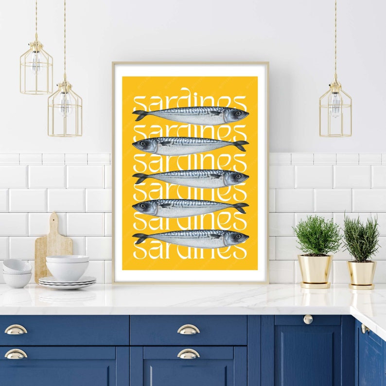 Op de afbeelding: Een gele poster met het woord "sardines" zes keer herhaald in wit. Elk woord is overlegd met een realistische illustratie van een sardinesvis.