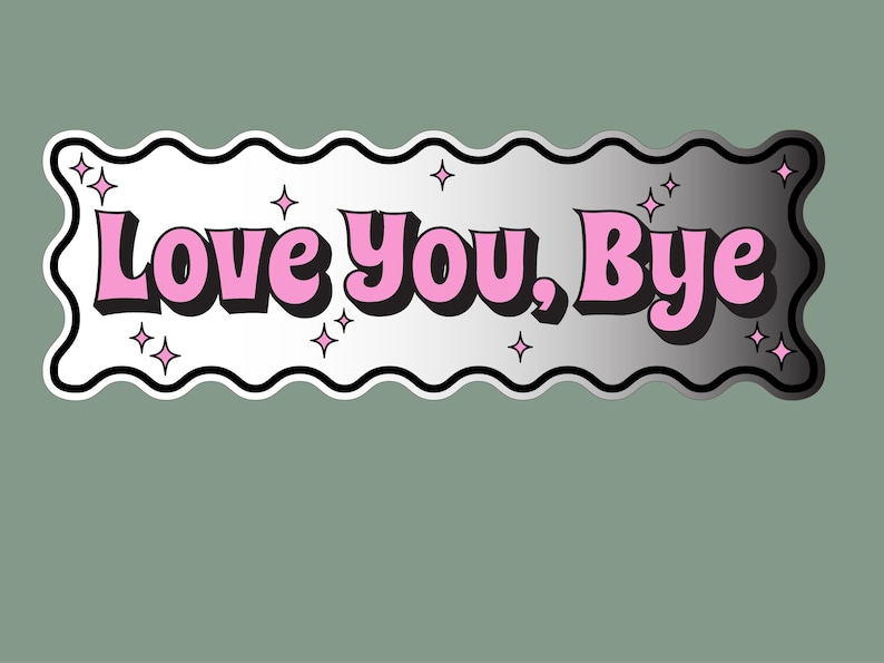 以下が含まれることがあります： 波型の縁取りと、黒いアウトラインのピンク色のバブルレターで「Love You, Bye」という言葉が書かれた長方形のステッカー。ステッカーはシルバーのグラデーションの背景とピンクの星のアクセントがあります。