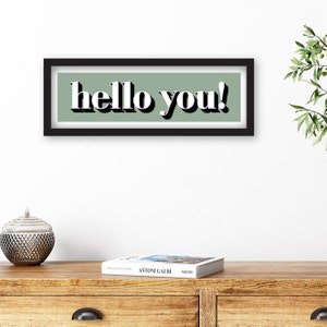 Peut inclure: Une impression encadrée noire avec un fond vert sauge et un texte blanc qui dit "hello you !"