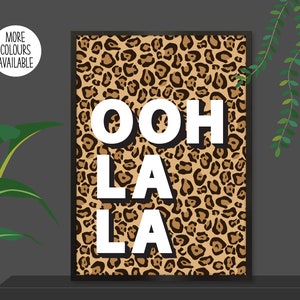 以下が含まれることがあります： ヒョウ柄の背景に「ooh la la」という白い太字のテキストが書かれた、印刷可能な壁の芸術デザインです。