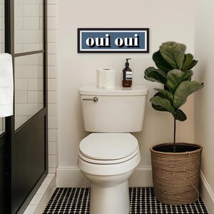 Oui Oui Druck, Gerahmter Oui Druck, Oui Oui Zeichen Druck, Französische Typografie Drucke, Französische Slogans, Badezimmer Drucke, Drucke für das Klo Storm Blue