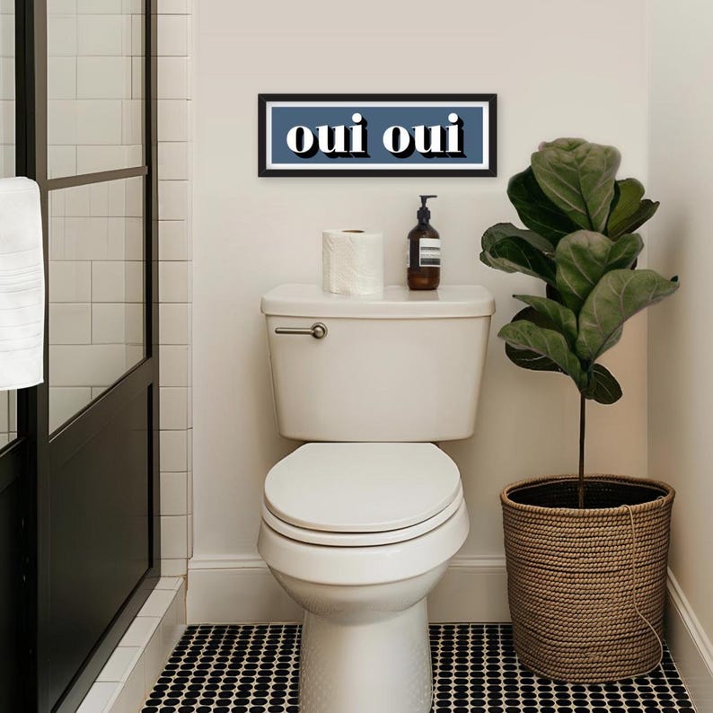 Oui Oui Druck, Gerahmter Oui Druck, Oui Oui Zeichen Druck, Französische Typografie Drucke, Französische Slogans, Badezimmer Drucke, Drucke für das Klo Storm Blue