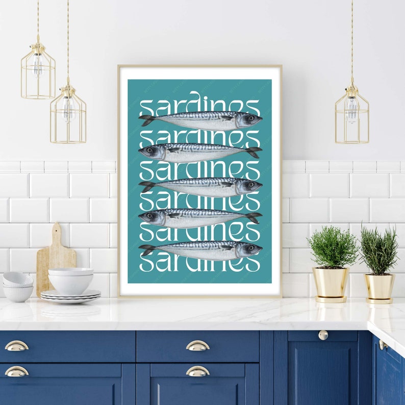Op de afbeelding: Een turquoise blauwe poster met het woord "Sardines" zes keer herhaald in een wit, gestileerd lettertype. Elk woord wordt vergezeld door een realistische illustratie van een sardinesvis.