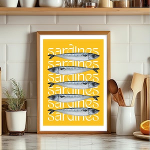 Op de afbeelding: Een gele poster met het woord "Sardines" zes keer herhaald in een wit, gestileerd lettertype. Vijf illustraties van sardines zijn verticaal gestapeld, elk met een andere pose.