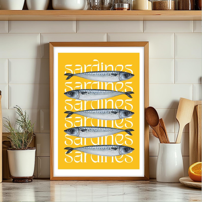 Op de afbeelding: Een gele poster met het woord "Sardines" zes keer herhaald in een wit, gestileerd lettertype. Vijf illustraties van sardines zijn verticaal gestapeld, elk met een andere pose.