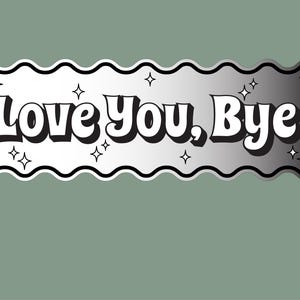 以下が含まれることがあります： 波型の縁取りとレトロなフォントで「Love You, Bye」の文字が入った長方形のステッカー。 ステッカーはグラデーションシルバーの背景と星のアクセントがあり、くすんだ緑色の背景に設定されています。