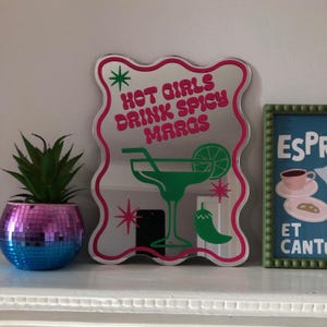 スパイシー マルガリータ ミラー、プリント ミラー、ビニール デカール ミラー、カクテル ミラー、ホットな女の子が飲むスパイシー マルガリータ プリント ミラー、トレンディなカクテル
