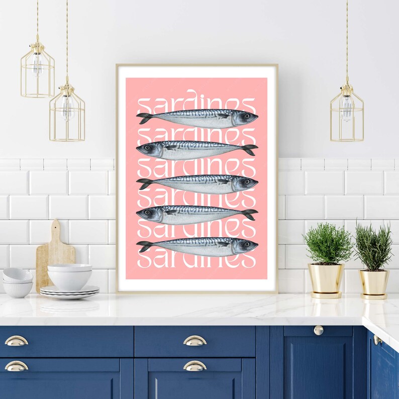 Op de afbeelding: Een roze en witte print met het woord "sardines" dat zes keer wordt herhaald. Elk woord is overlegd met een tekening van een sardinesvis.