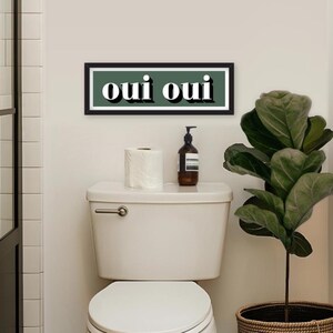 Oui Oui Druck, Gerahmter Oui Druck, Oui Oui Zeichen Druck, Französische Typografie Drucke, Französische Slogans, Badezimmer Drucke, Drucke für das Klo Light Forest