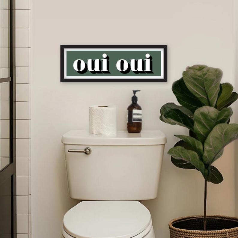 Oui Oui Druck, Gerahmter Oui Druck, Oui Oui Zeichen Druck, Französische Typografie Drucke, Französische Slogans, Badezimmer Drucke, Drucke für das Klo Light Forest